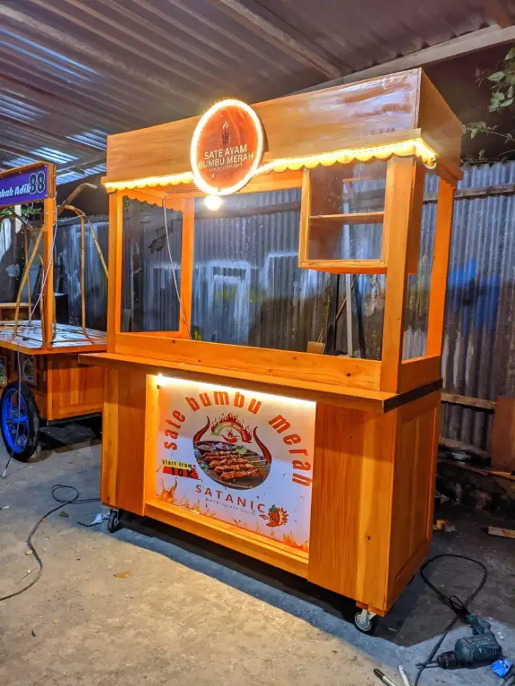 Gerobak sate taichan, gerobak angkringan, gerobak mie ayam bakso, dll