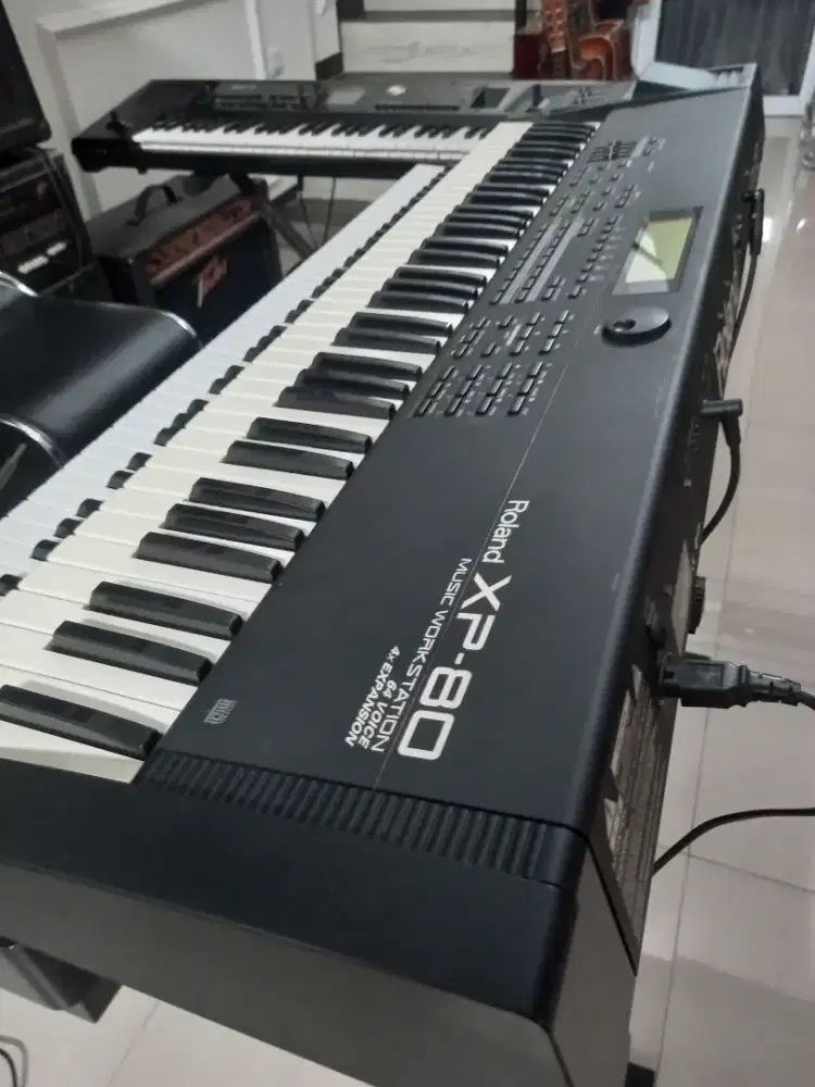 ROLAND XP 80 Synthesizer keyboard