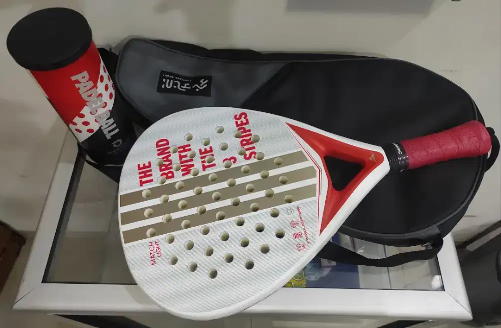 Raket Padel dan perlengkapannya
