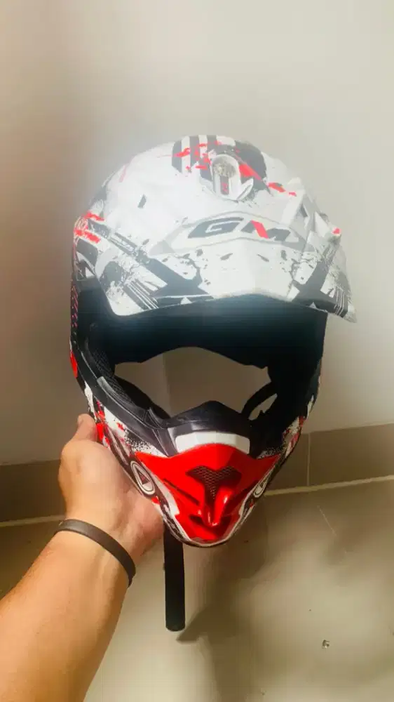 Helm cros merk GM second