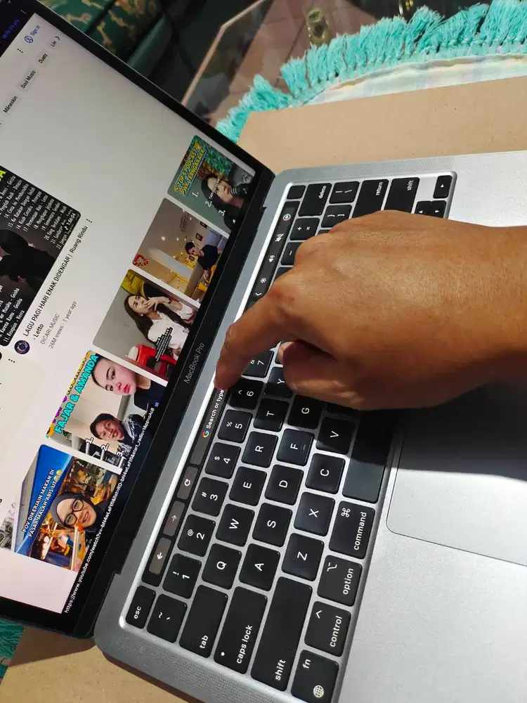 Istimewa laptop macbook pro M1 touchbar 2020, kondisi istimewa, cc bat