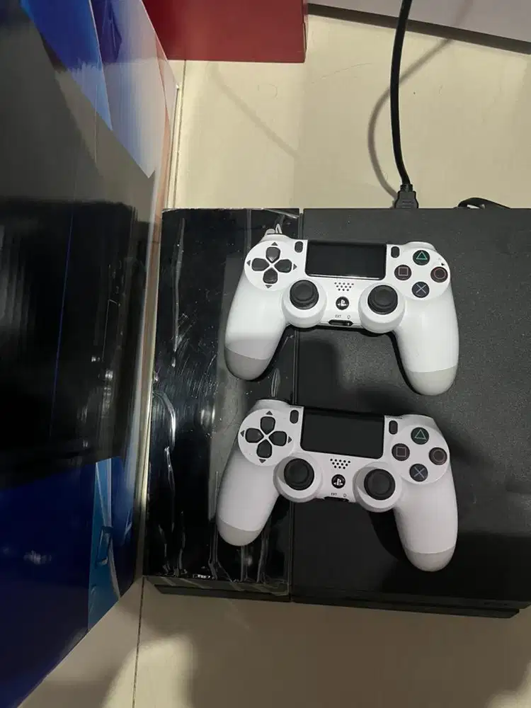 dijual cepat (Ps 4 fat 500 gb) Black stick white