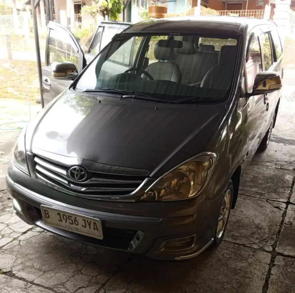 Dijual butuh uang, Innova bensin matic pemakaian pribadi, jarang pakai