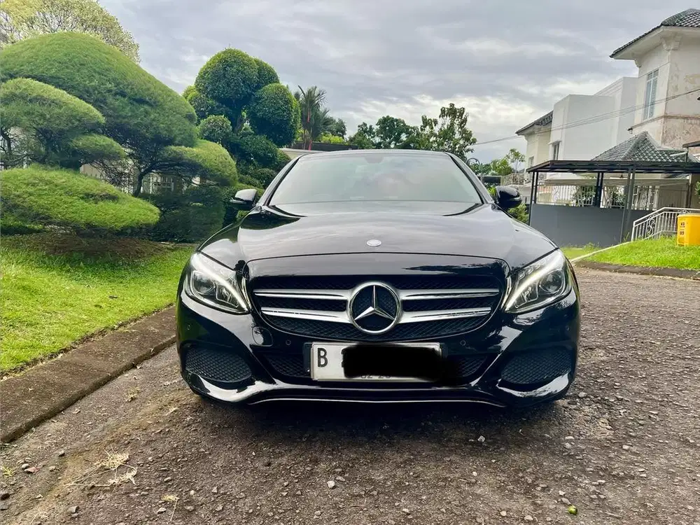 Mercy C200 W205 th 2016, black on black, mobil bagus banget