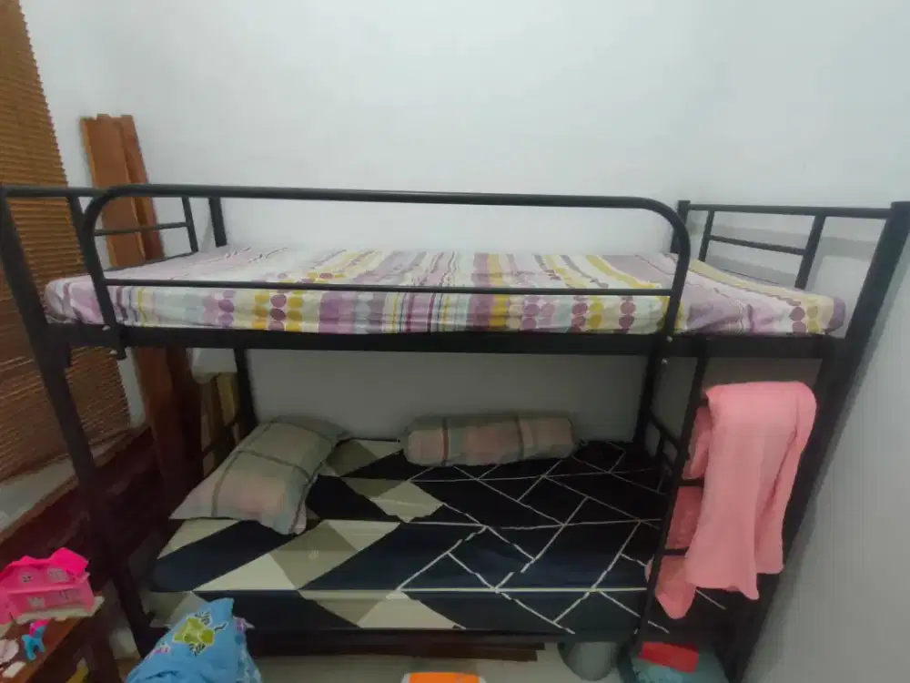 Dipan Tingkat Susun Besi