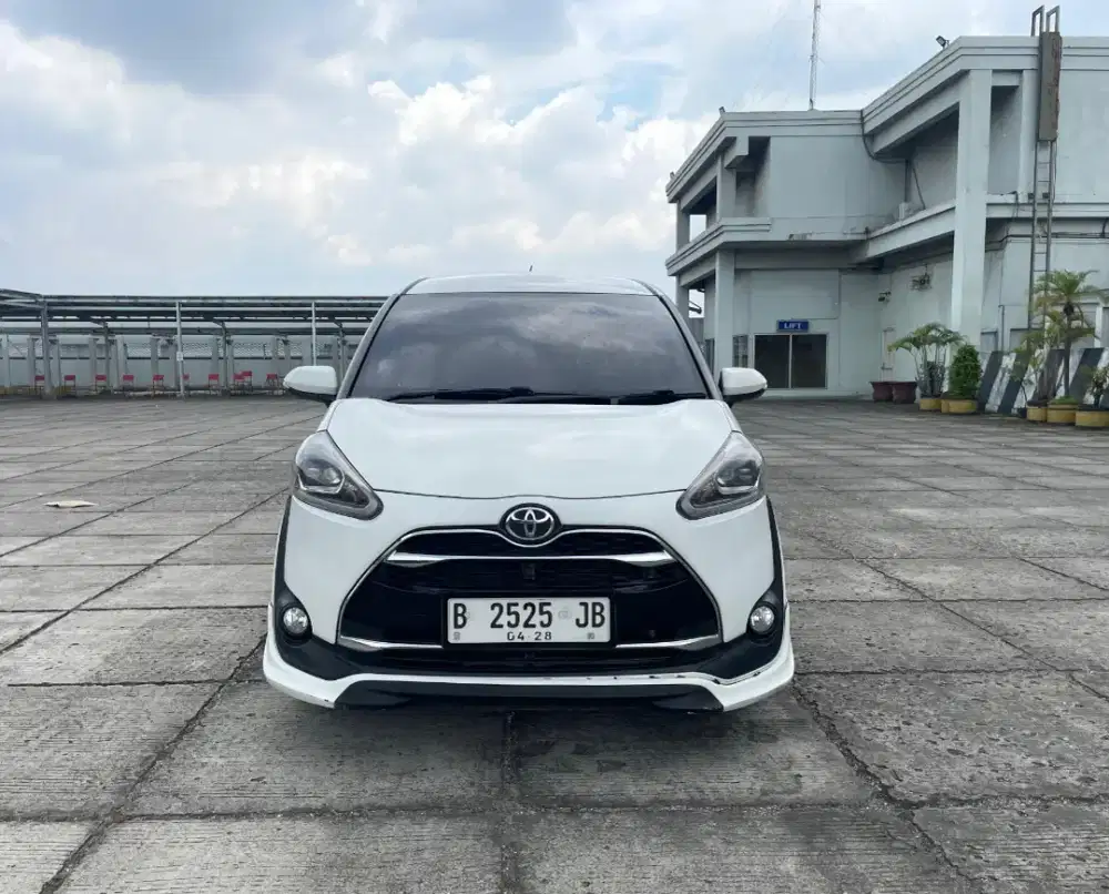 KM 33 rb . Toyota Sienta Q 2018