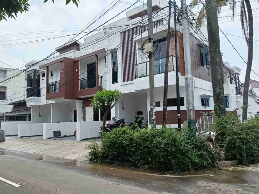 Rumah Mewah American Style di Jalan Lagura dekat Taman Solo Cempaka Putih