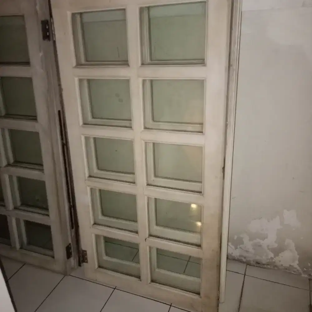 Jendela kayu kamper ukuran L: 136 cm T: 71cm