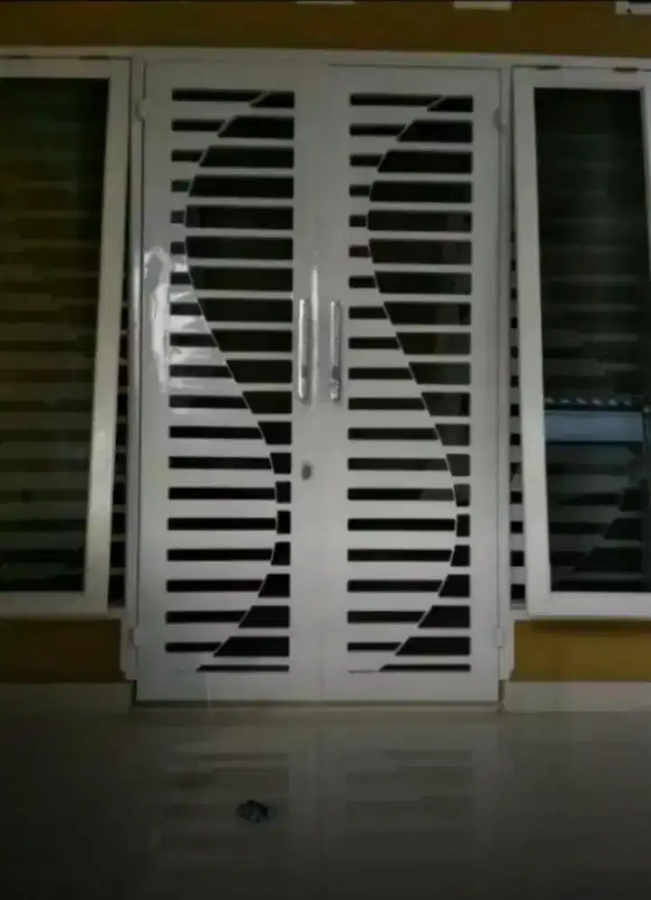 Pintu besi minimalis