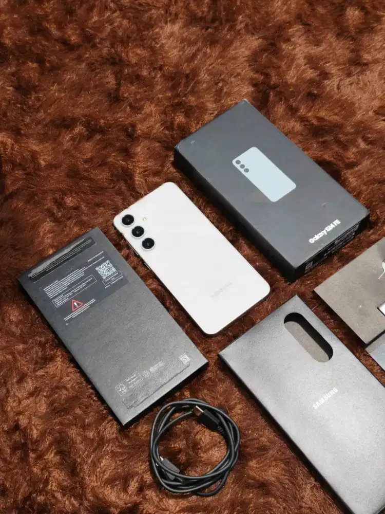 Samsung S24 FE 8/256GB Like New Garansi Oktober 2026 - Grey