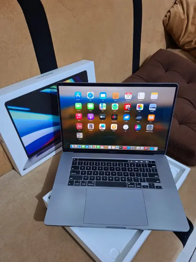 MacBook Pro 2019 (16) i9 Ram 16/ 1'TB ex iBox