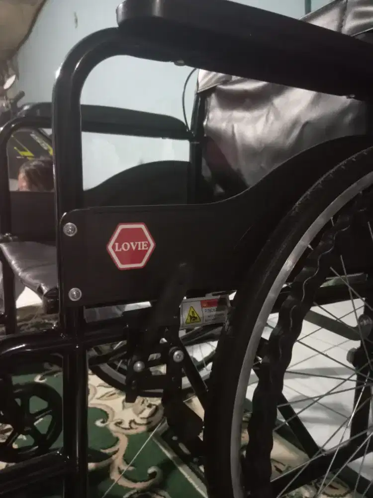 Kursi roda ukuran dewasa