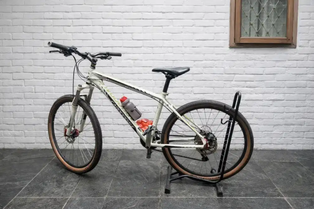 Sepeda cannondale trail six