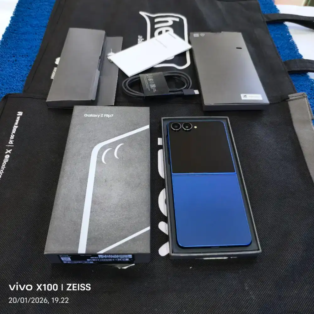 Samsung Galaxy Z Flip 7 12/512gb pake 4 Bln 99% like new resmi sein