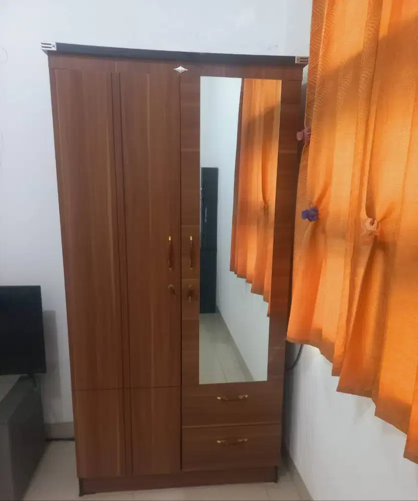 Jual lemari pakaian berbahan kayu