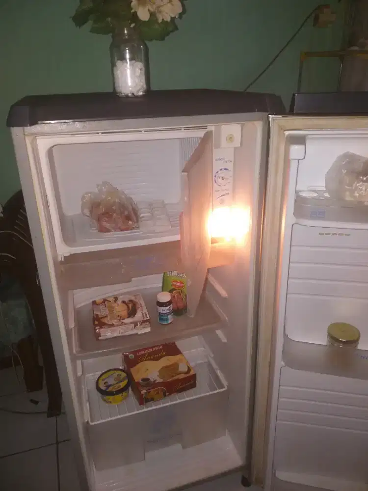 Kulkas 1 pntu sgt dngin beku normal lengkap bersih free lalamove dkt