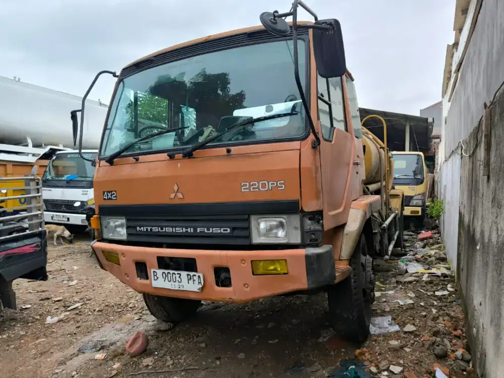 Mitsubishi fuso 220 ps tangki 10 ribu engkel 6roda  tahun 2009