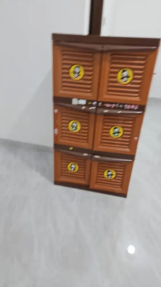 Lemari pakaian plastik