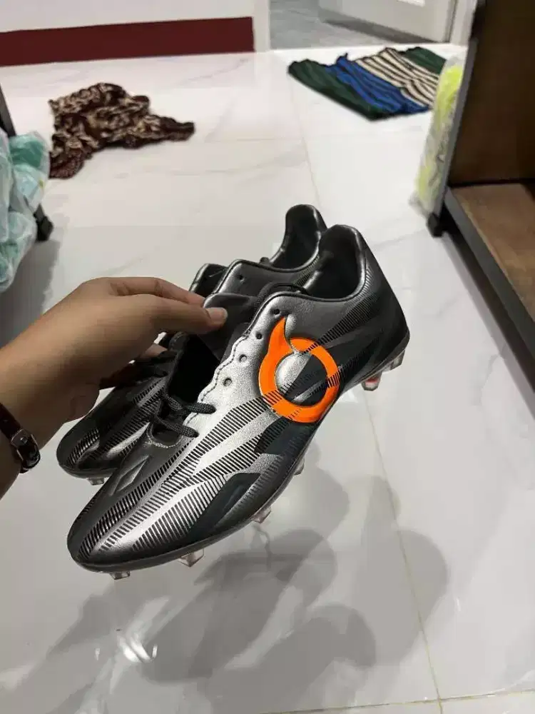 Sepatu bola Ortusigt catalys hyperion