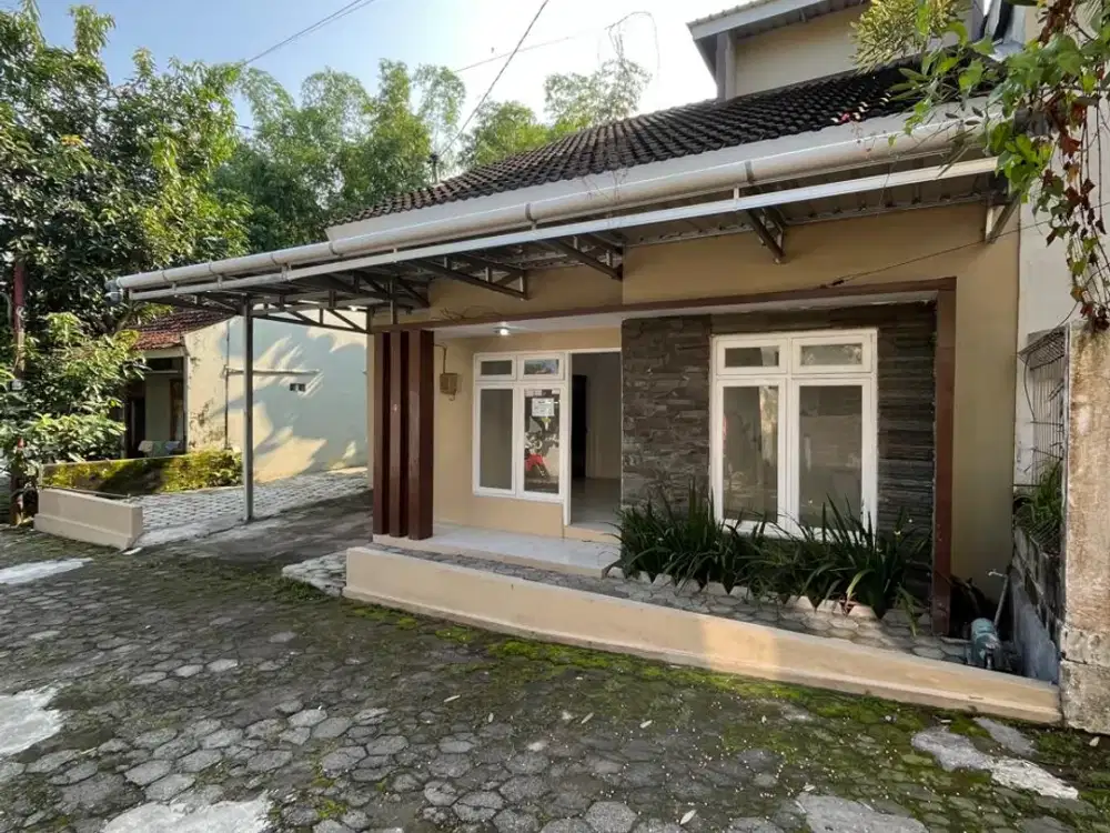 RUMAH 2 LANTAI SIAP HUNI DI KAWASAN FAVORIT PLEMBURAN JAKAL KM 7 DEKAT KAMPUS UGM