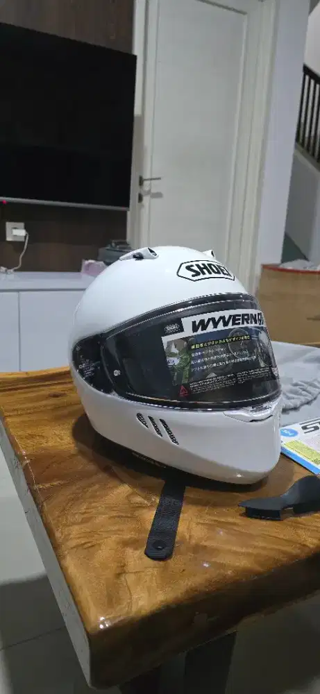 Helm shoei wyvern zero baru