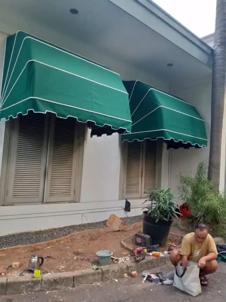 Awning tampiasan jendela