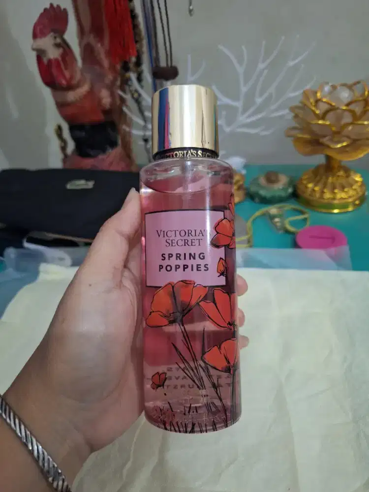 Parfum branded 
Victoria's secret spring 
Popie fragrance body mist