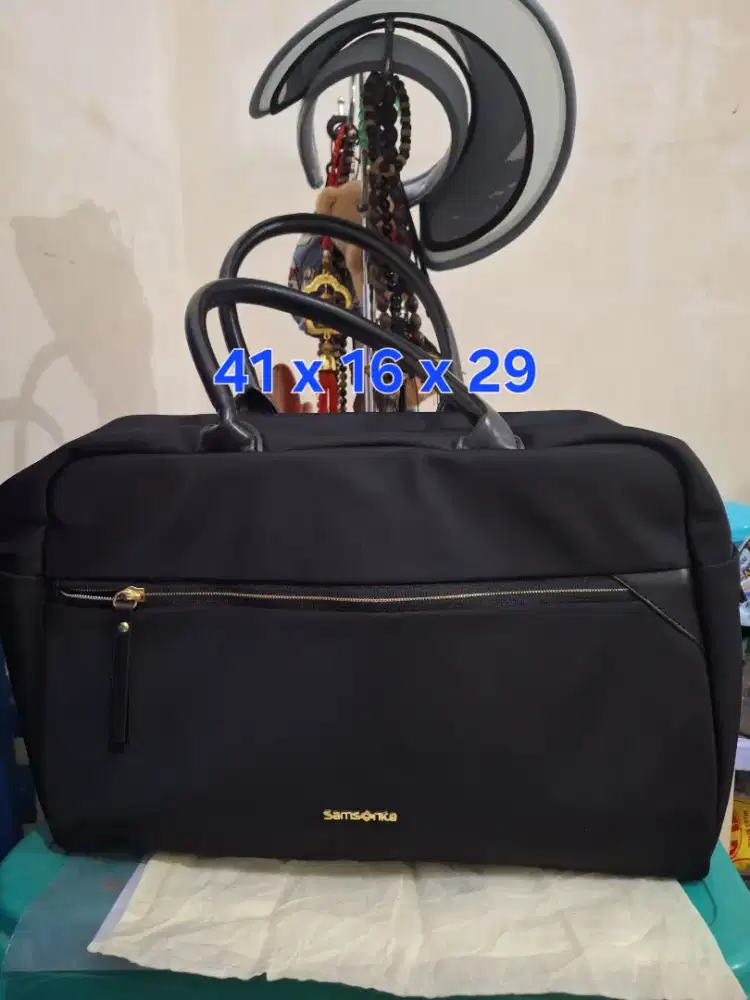 Tas jinjing branded 
Samsonite uk 41 x 16 x 29 
Limited edition 
Bar