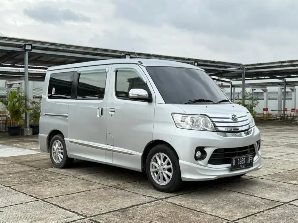 Daihatsu Luxio X 1.5 AT. Tahun 2022. Silver. Low km. Perfect cond