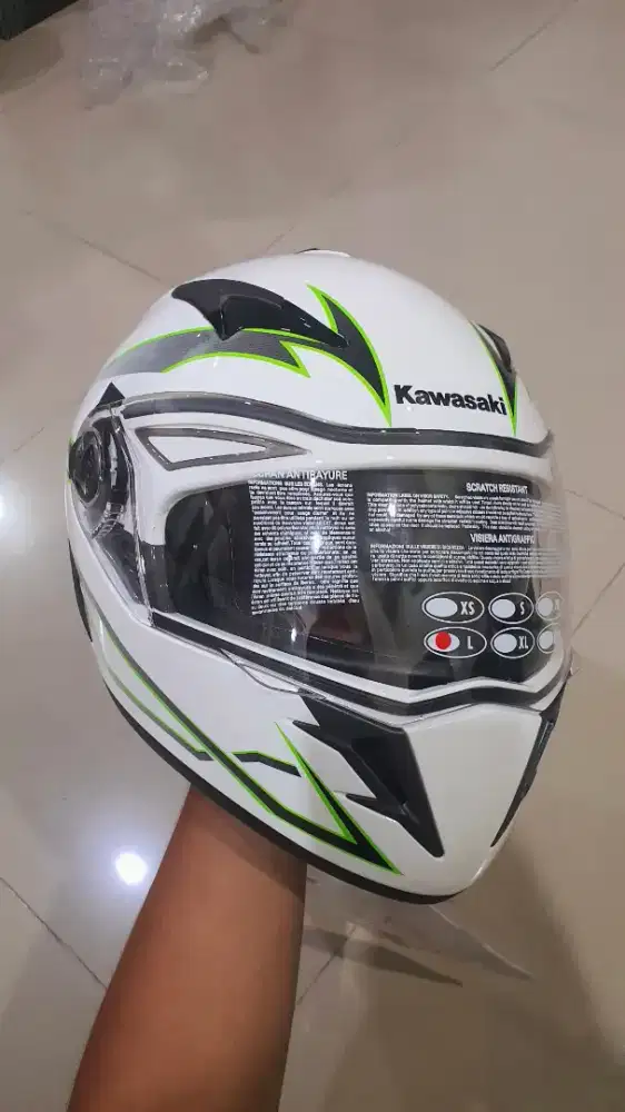 Helm kawasaki ukuran L