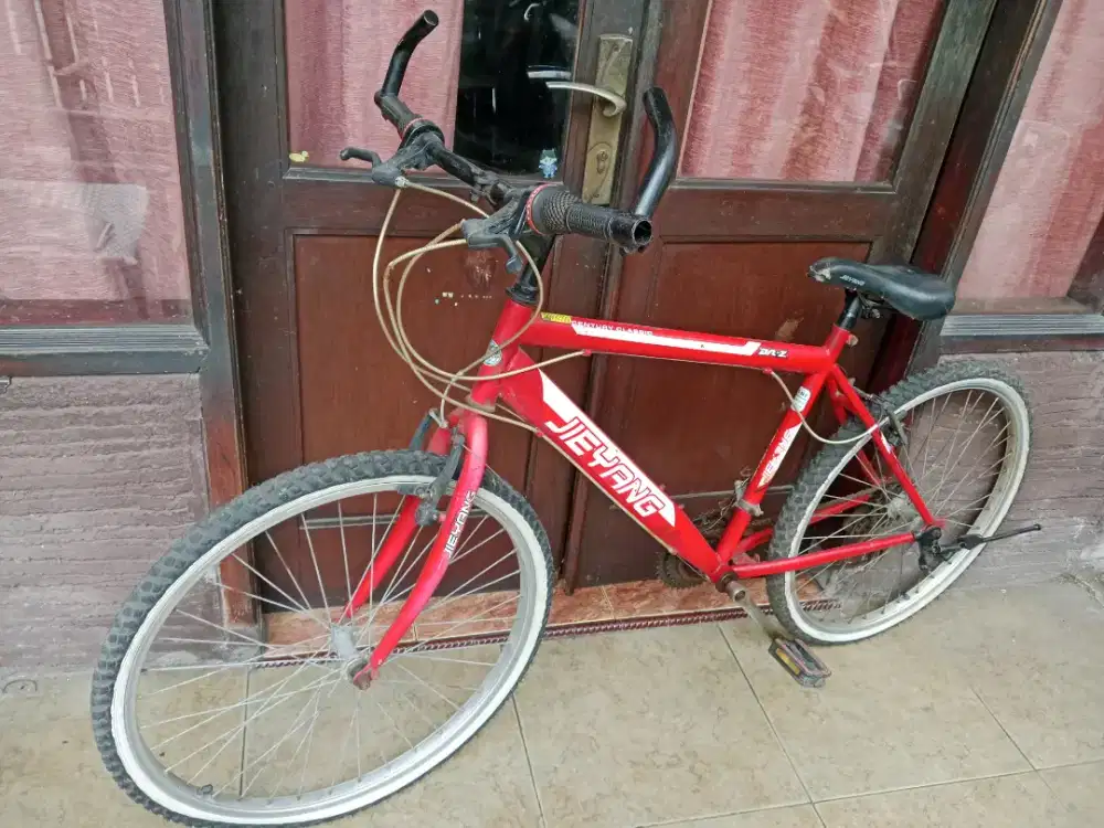 Sepeda gunung warna merah