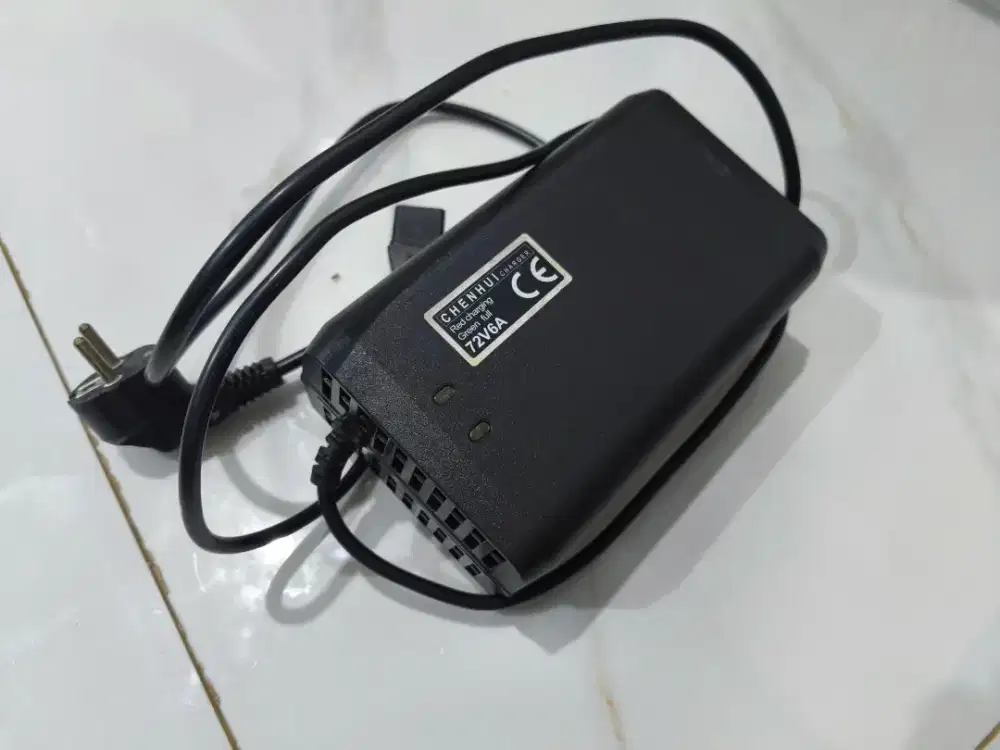 Charger motor listrik yadea