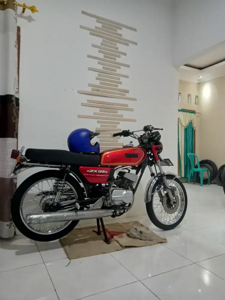 Yamaha RX 100 komplit plat G cocok untuk display karena antik pastinya