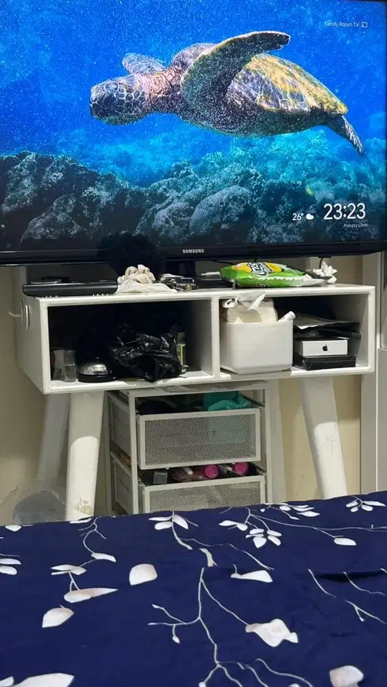 Meja Kayu dan Lemari Kecil Kayu