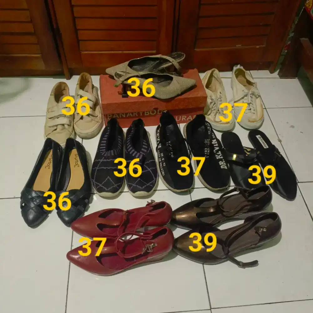 Sepatu hels hils perempuan