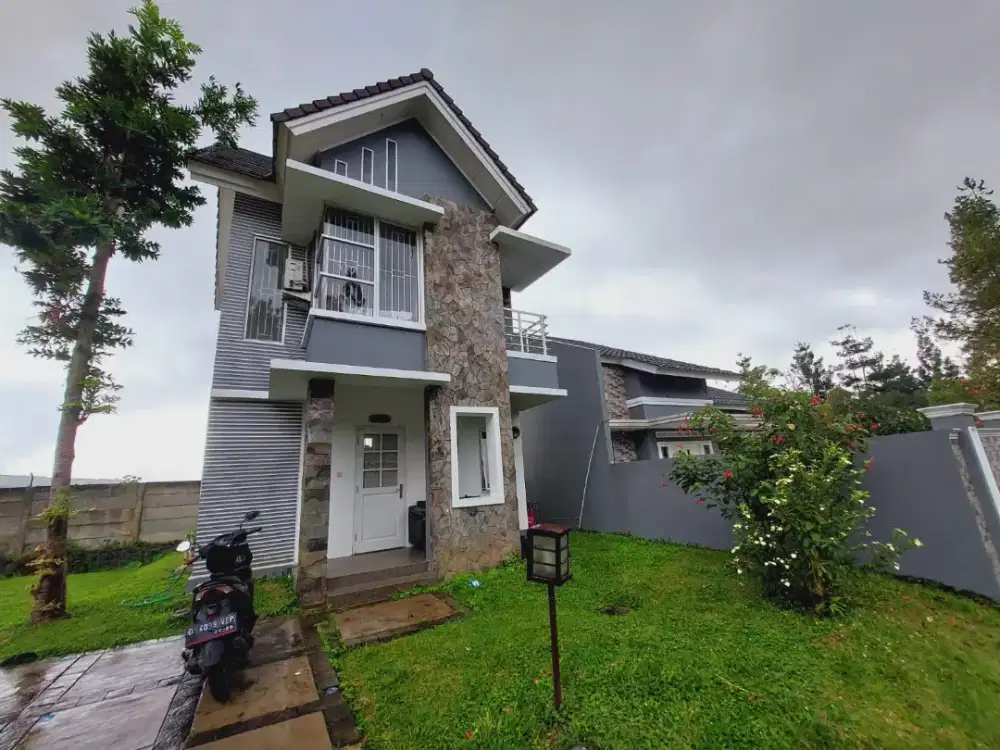 Dijual butuh vila 2 LT di Cipanas siap huni berikut isinya hrg 450 jt