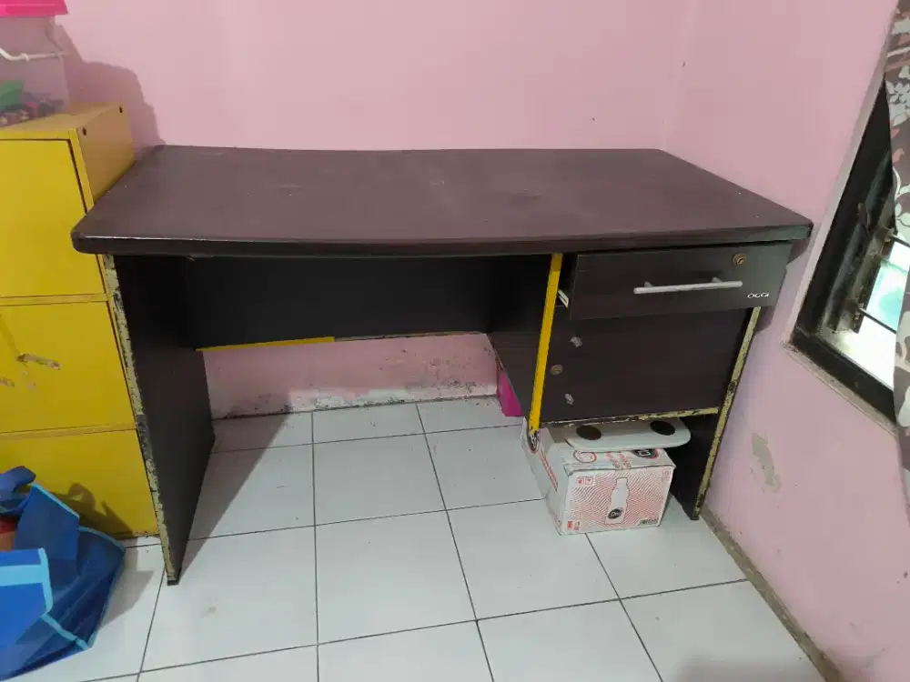 Meja kerja bekas