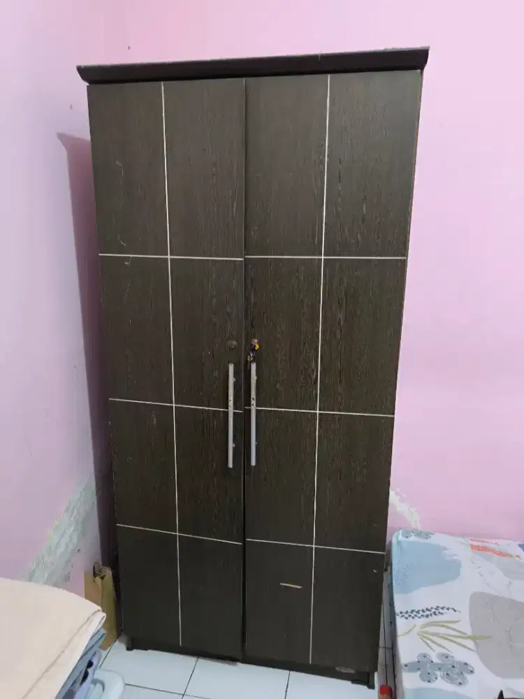 Lemari baju bekas