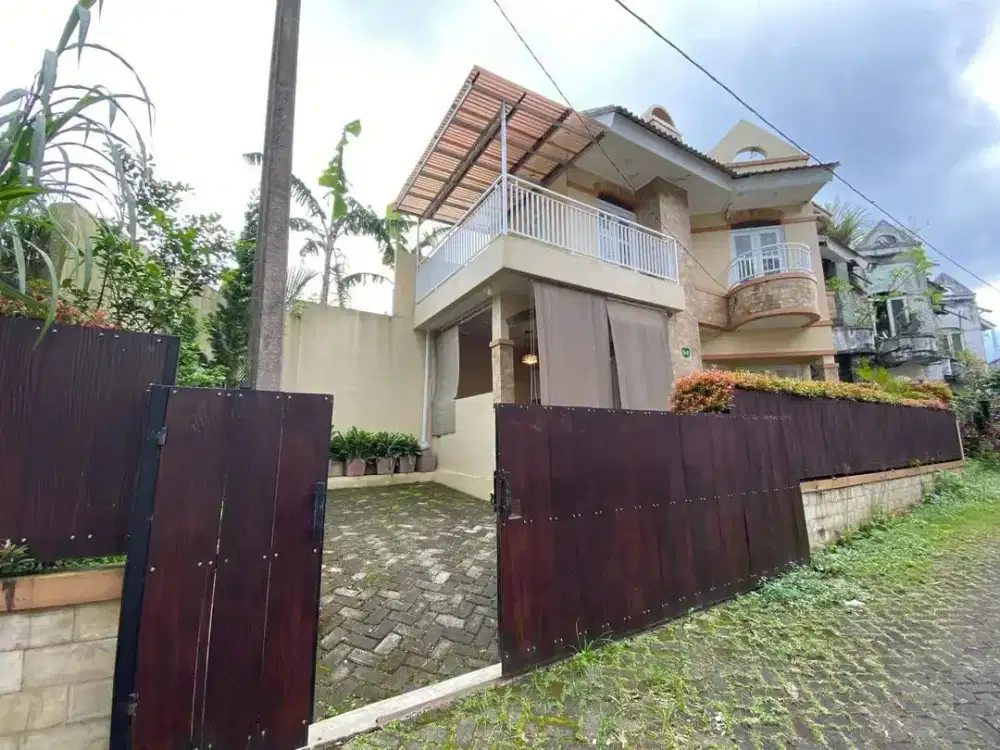 Dijual murah berikut isi nya vila 2 LT siap huni di Gren aple Cipanas