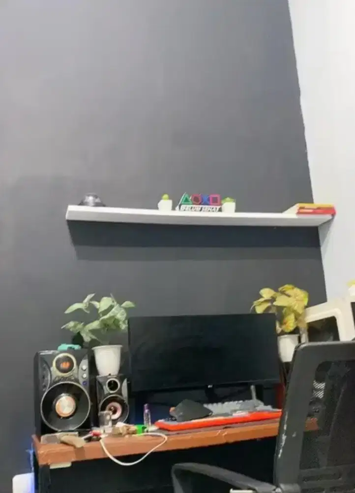 Ambalan putih kayu tebal