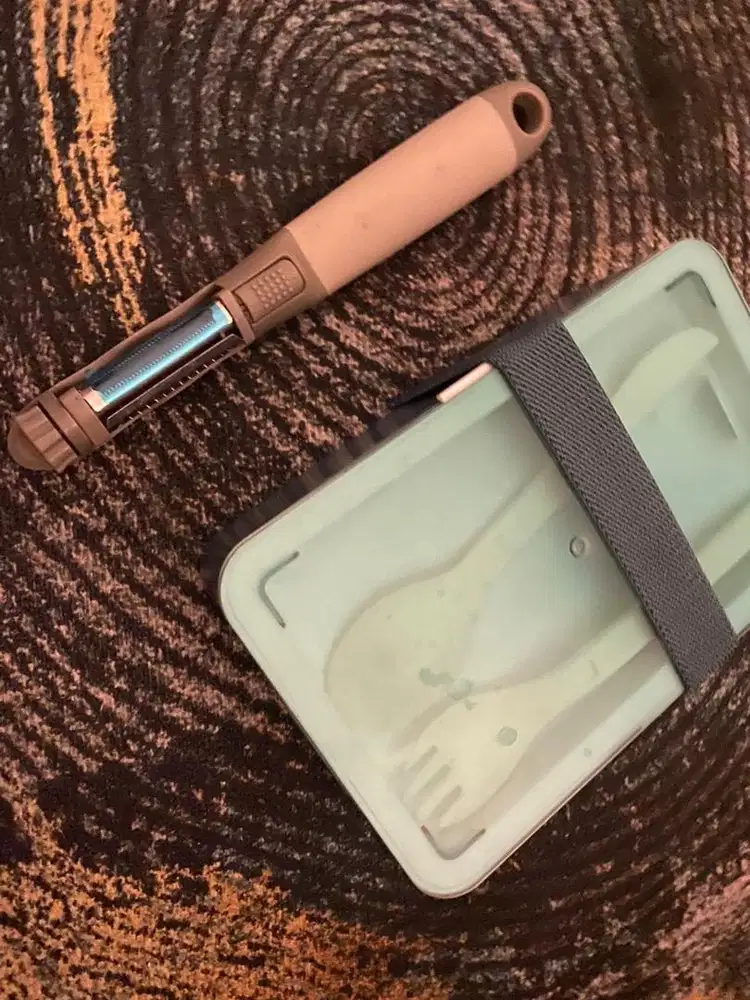 Tempat makan dan pemotong buah sayuran