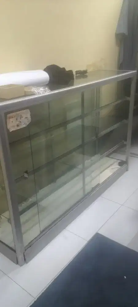 Etalase kaca 1,5 meter