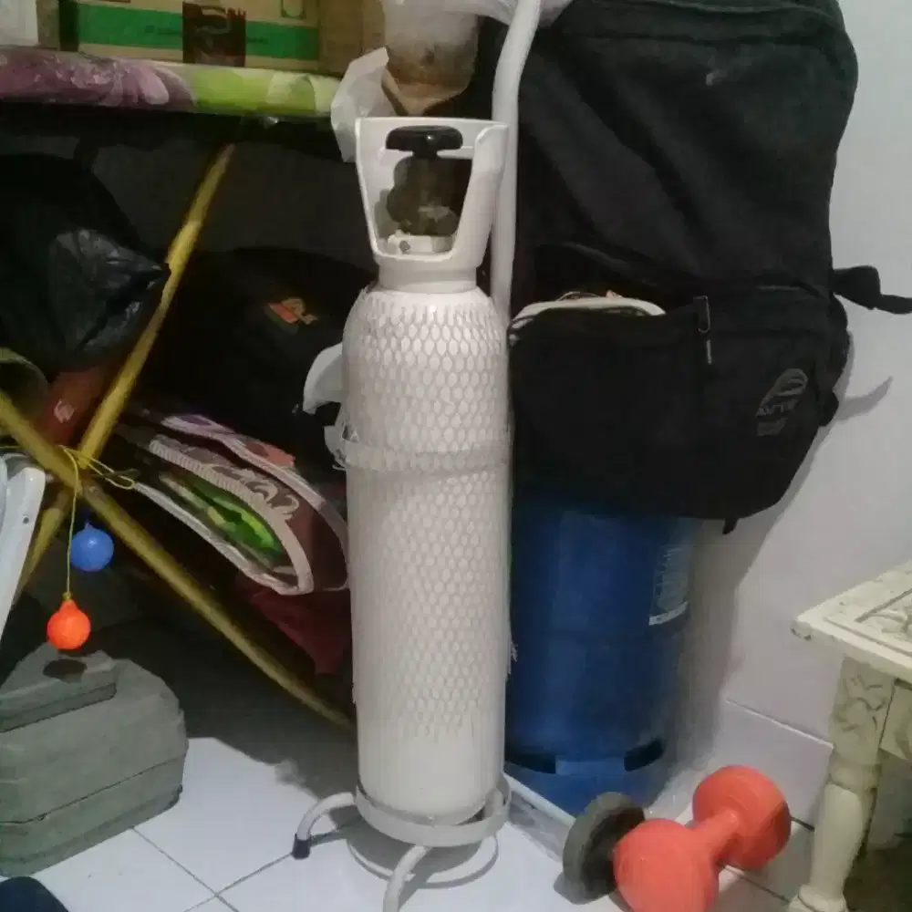 Tabung oksigen dan regulator