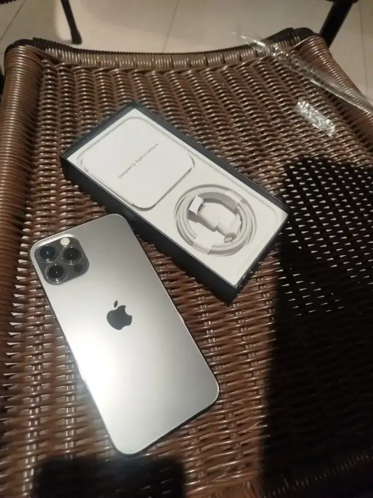 Iphone 12 pro 128gb benar masih baru bro