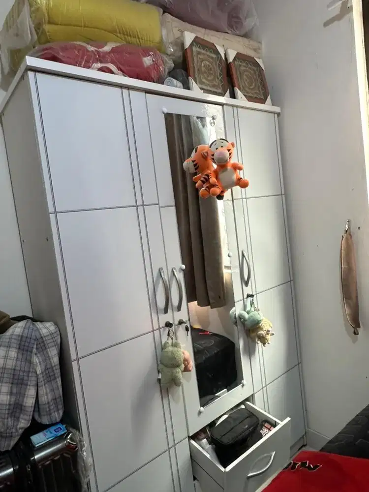 Lemari pemakaian 5 bulan