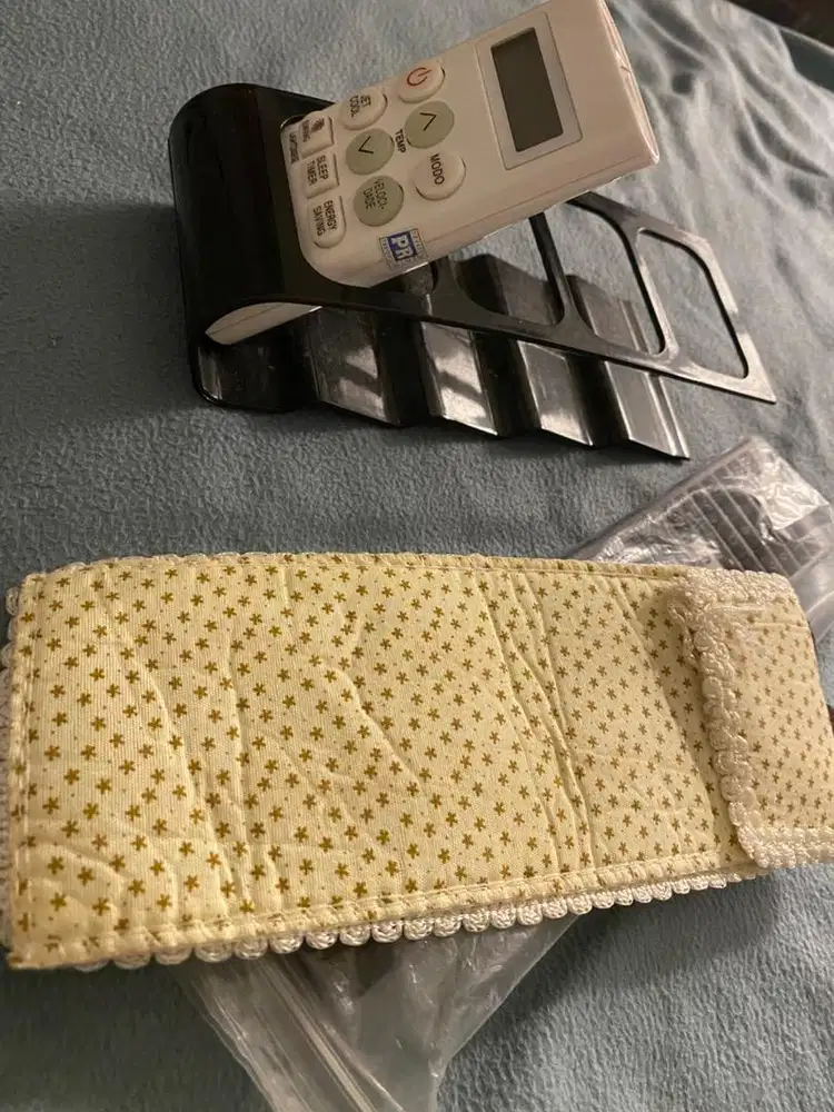 Tempt remot tv dan sarung remot tv