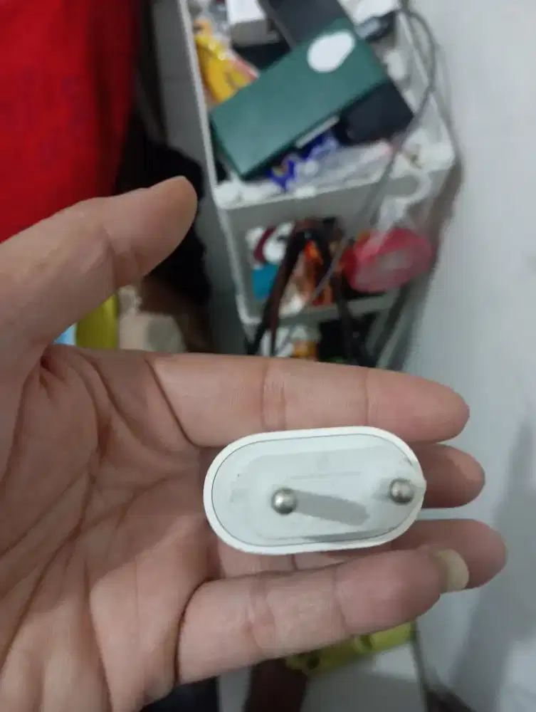 Adaptor Daya USB-C Apple 20W. 
Mnwarkan pngsian dya yg cpt &efisien.