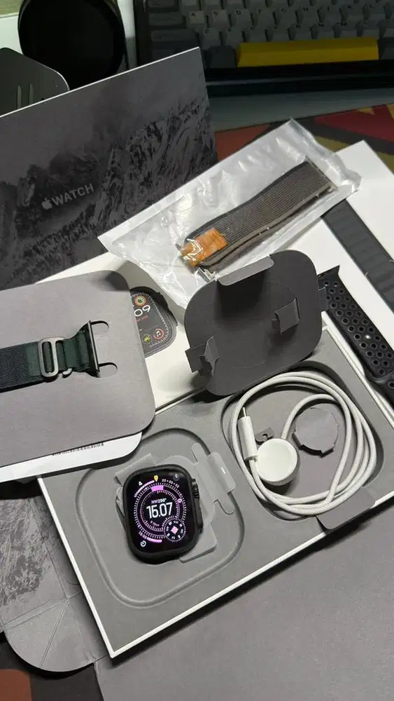 Apple Watch Ultra 2 Black Black titanium 49MM With green alpine Loop