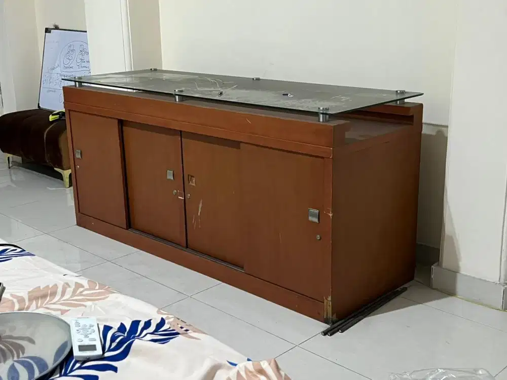 MEJA DISPLAY KAYU KACA