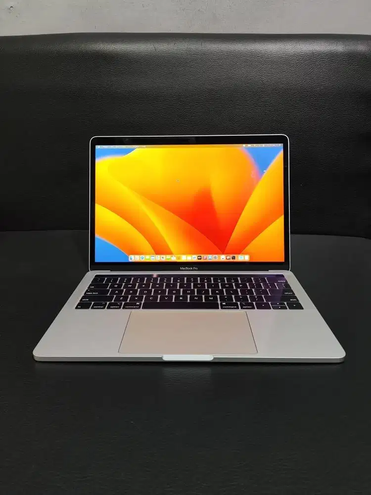 Macbook Pro 2019 touchbar silver, intel core i5, 8/256